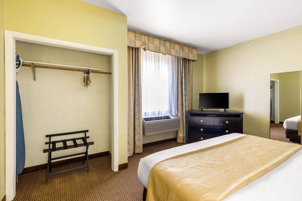 Quality & I-40 Exit 20 Hotel 2*