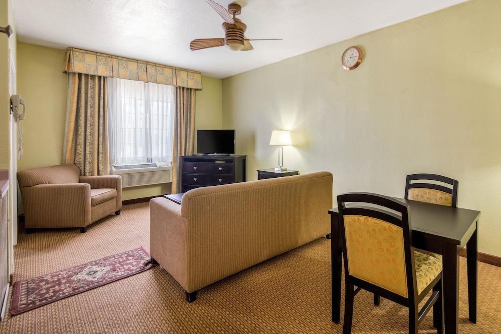 Hotel Quality & I-40 Exit 20 2*