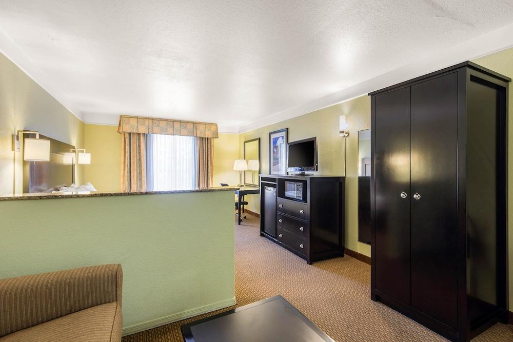 Quality & I-40 Exit 20 Hotel 2*