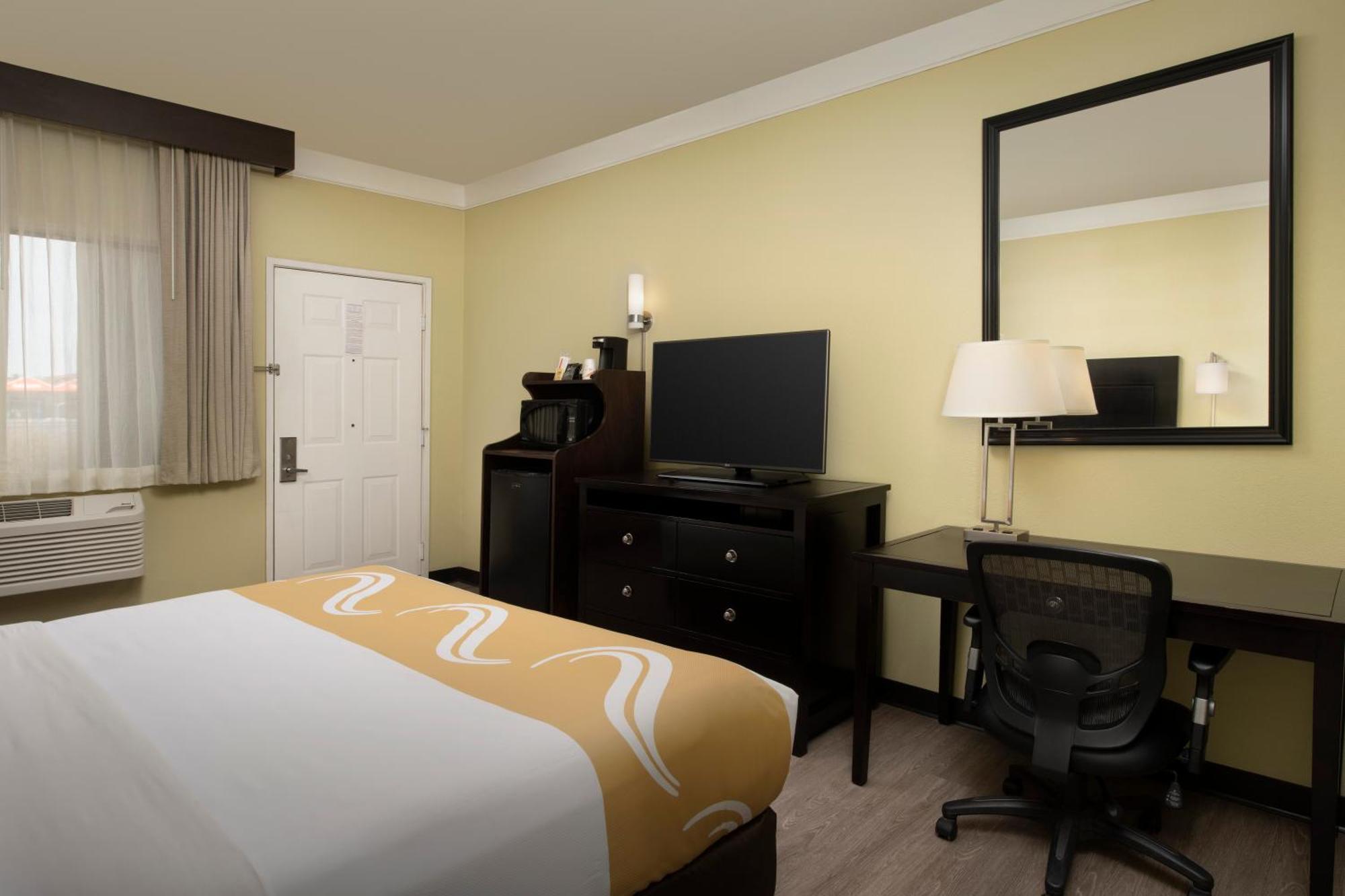 Hotel Quality & I-40 Exit 20 2*