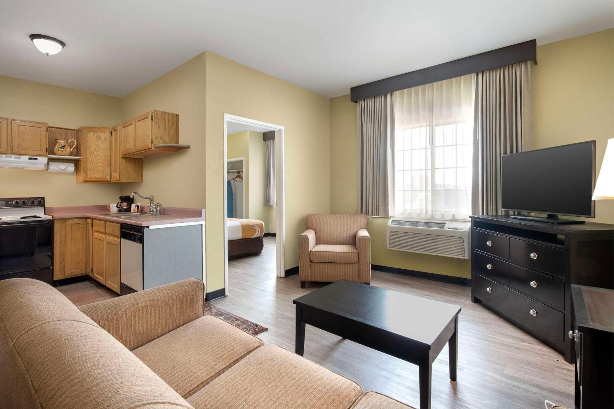 Hotel Quality & I-40 Exit 20 2*