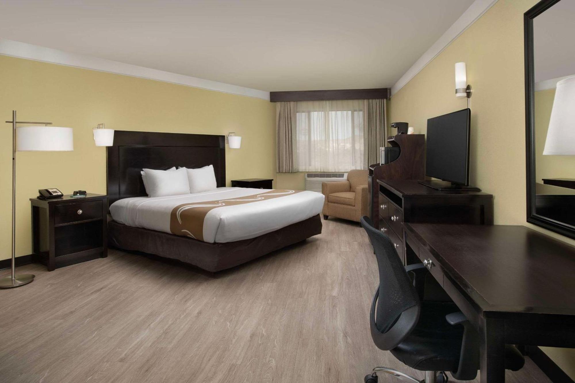Hotel Quality & I-40 Exit 20 2*