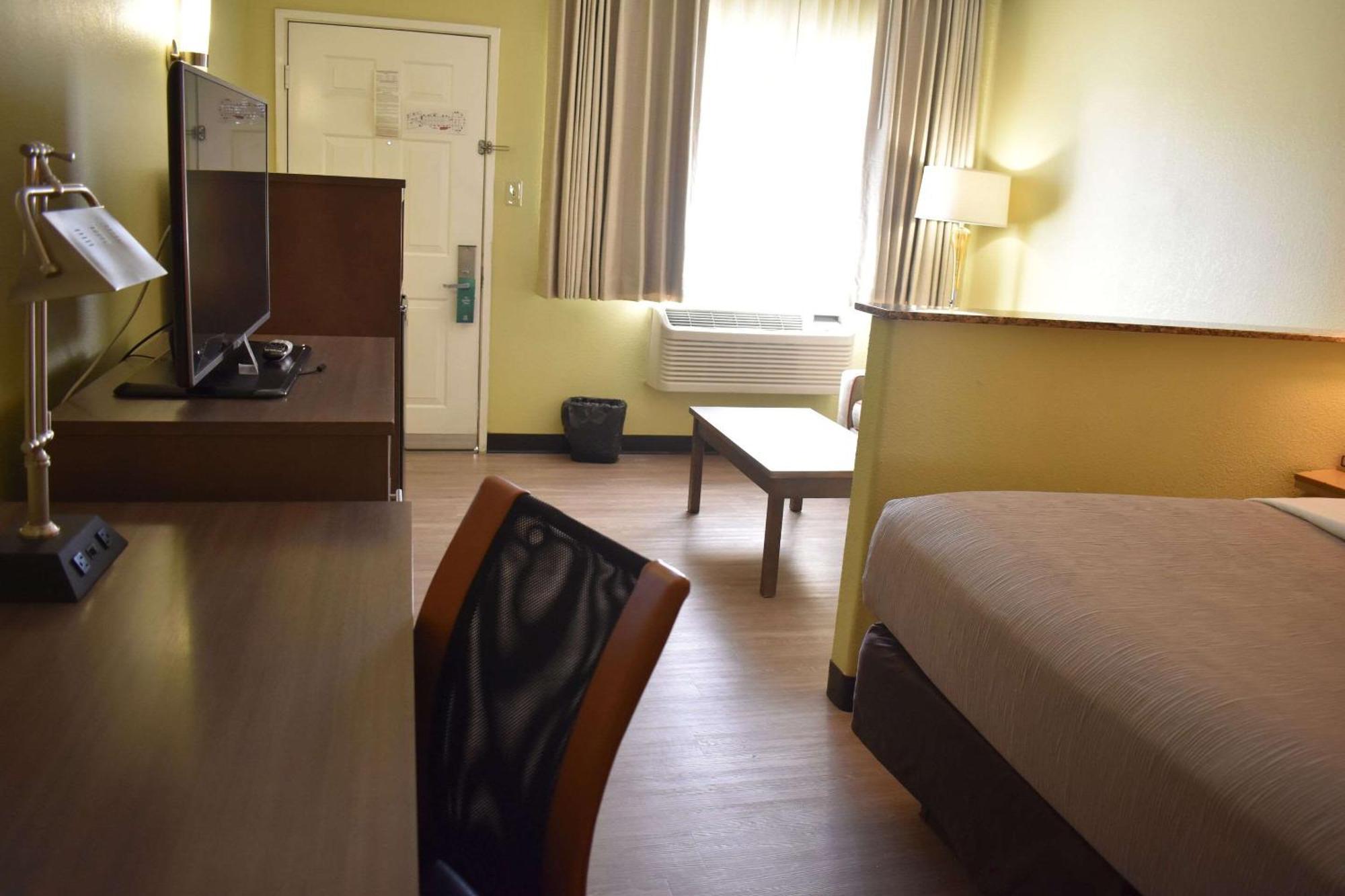 Quality & I-40 Exit 20 Hotel 2*