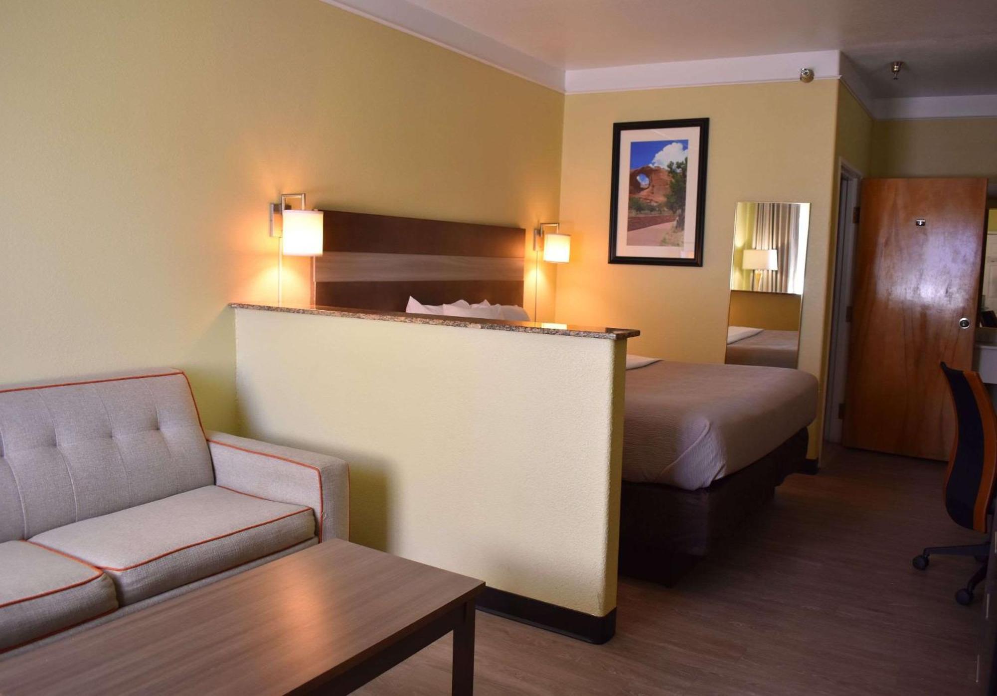 Hotel Quality & I-40 Exit 20