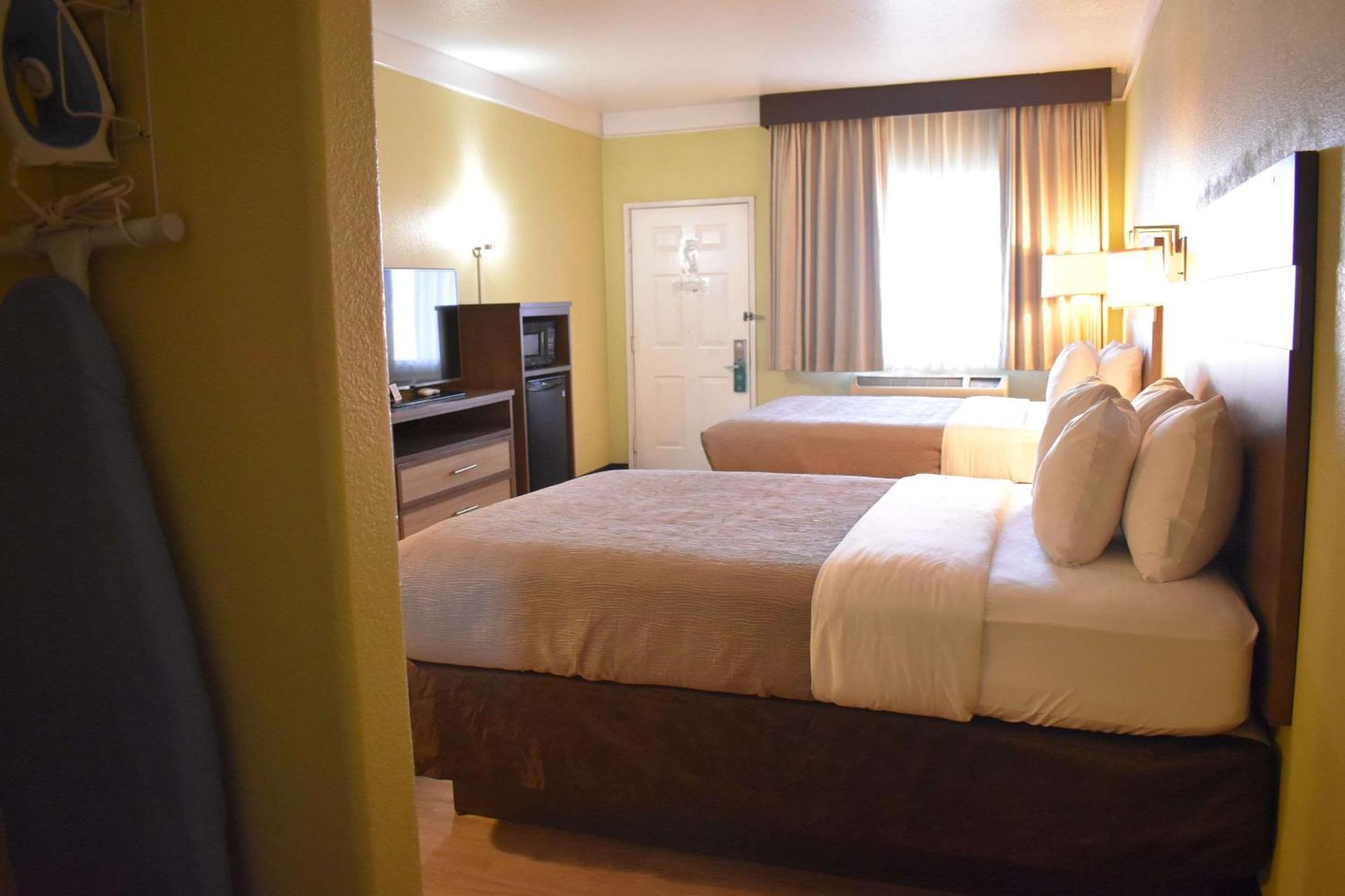 Quality & I-40 Exit 20 Hotel 2*