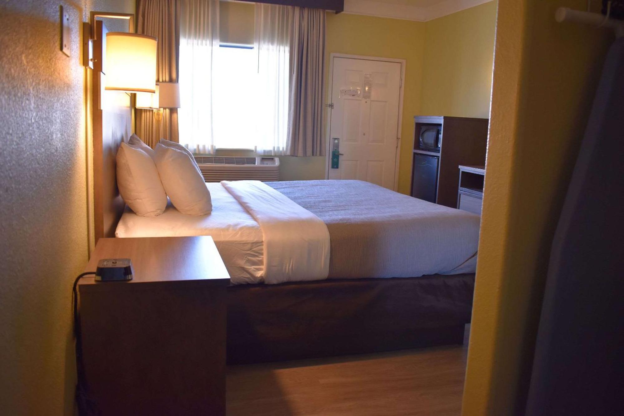 Hotel Quality & I-40 Exit 20