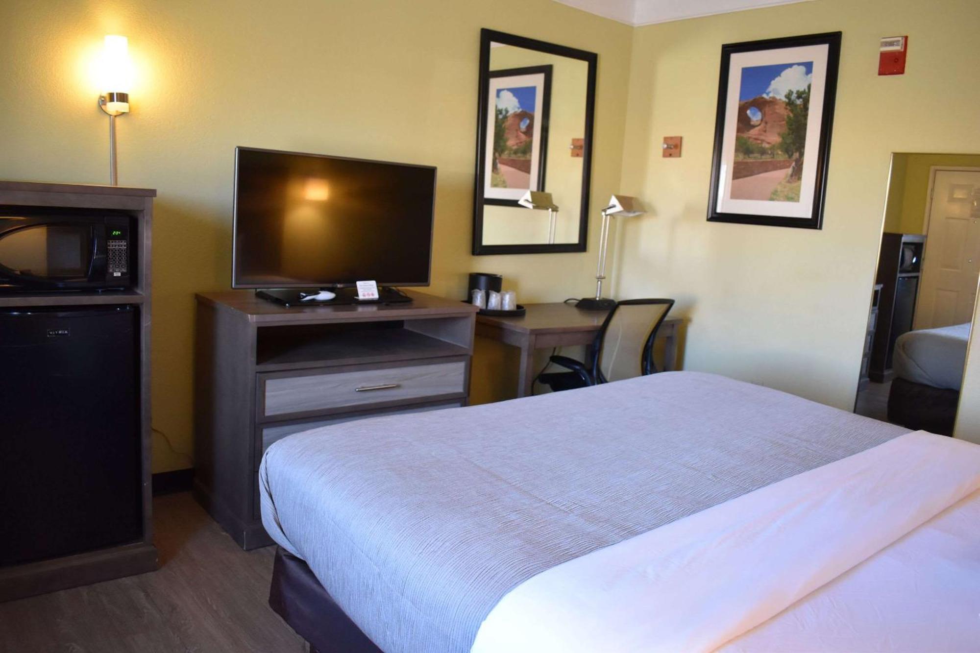 Hotel Quality & I-40 Exit 20 2*
