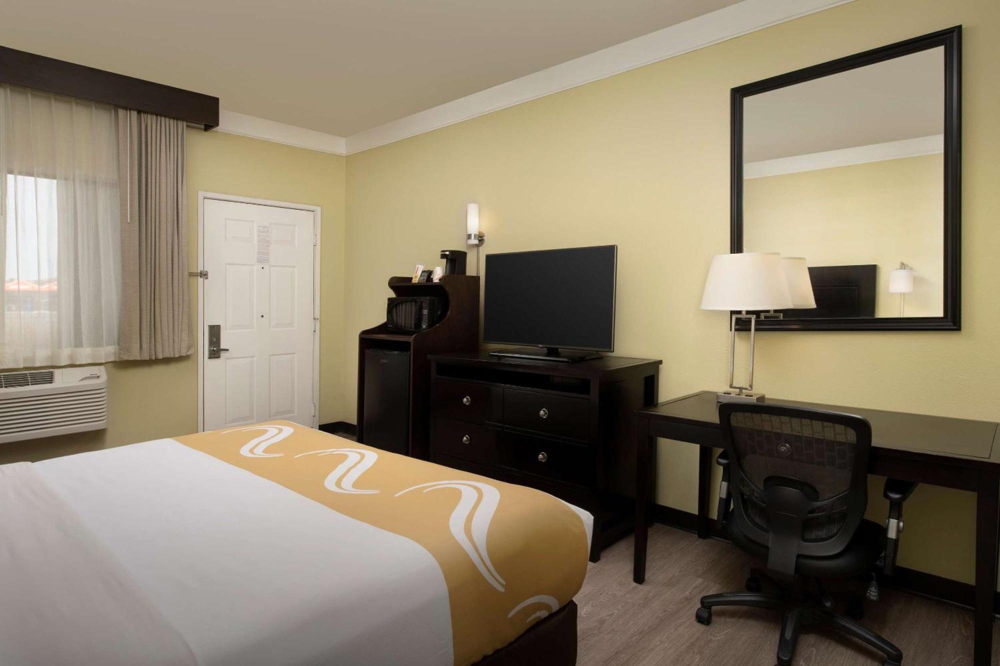 Hotel Quality & I-40 Exit 20 2*
