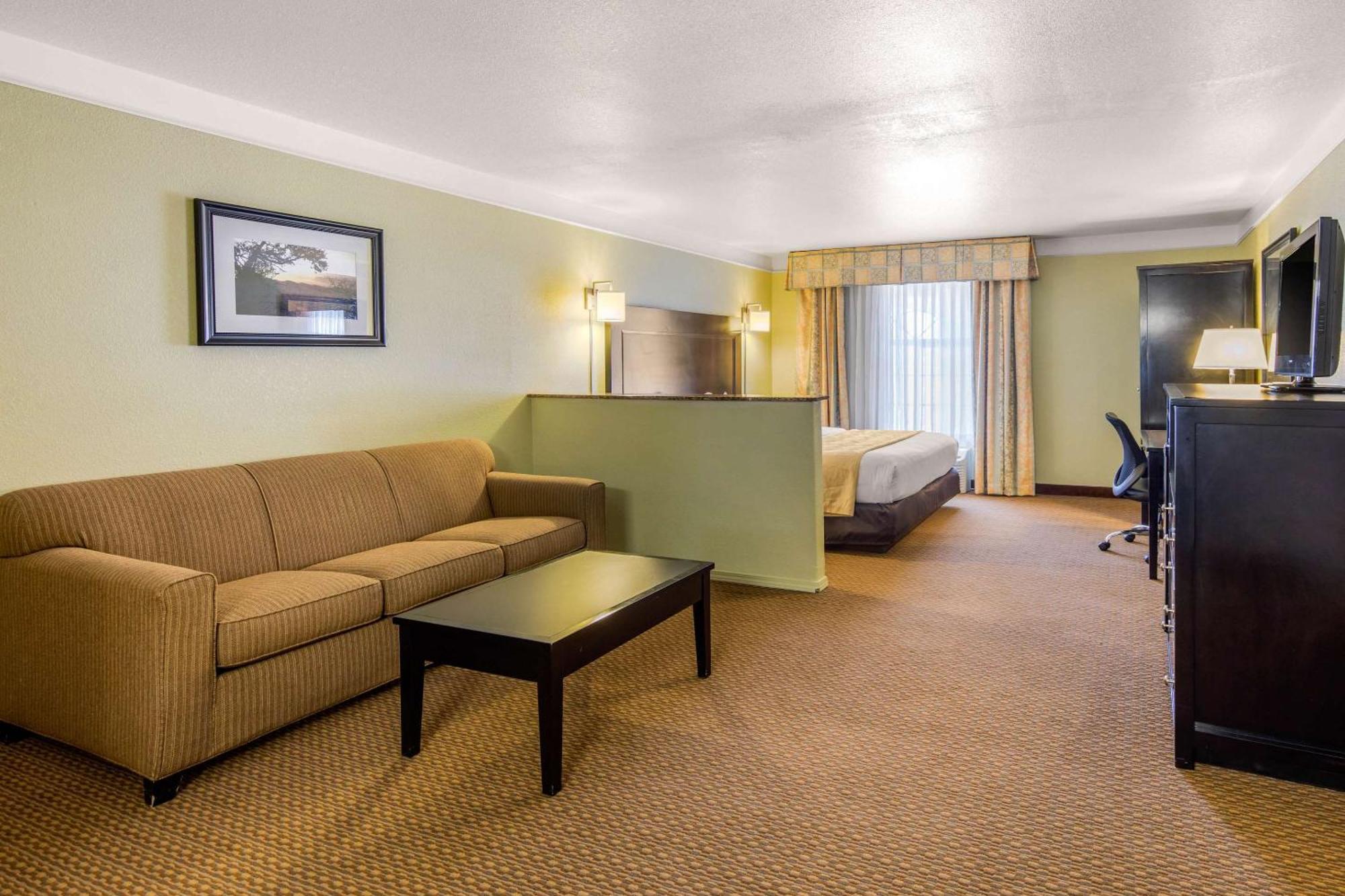 Quality & I-40 Exit 20 Hotel