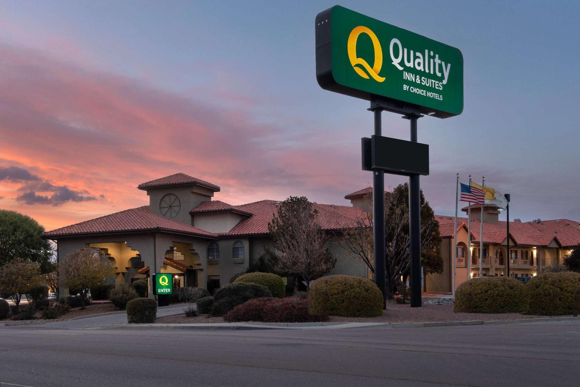 Hotel Quality & I-40 Exit 20 2*