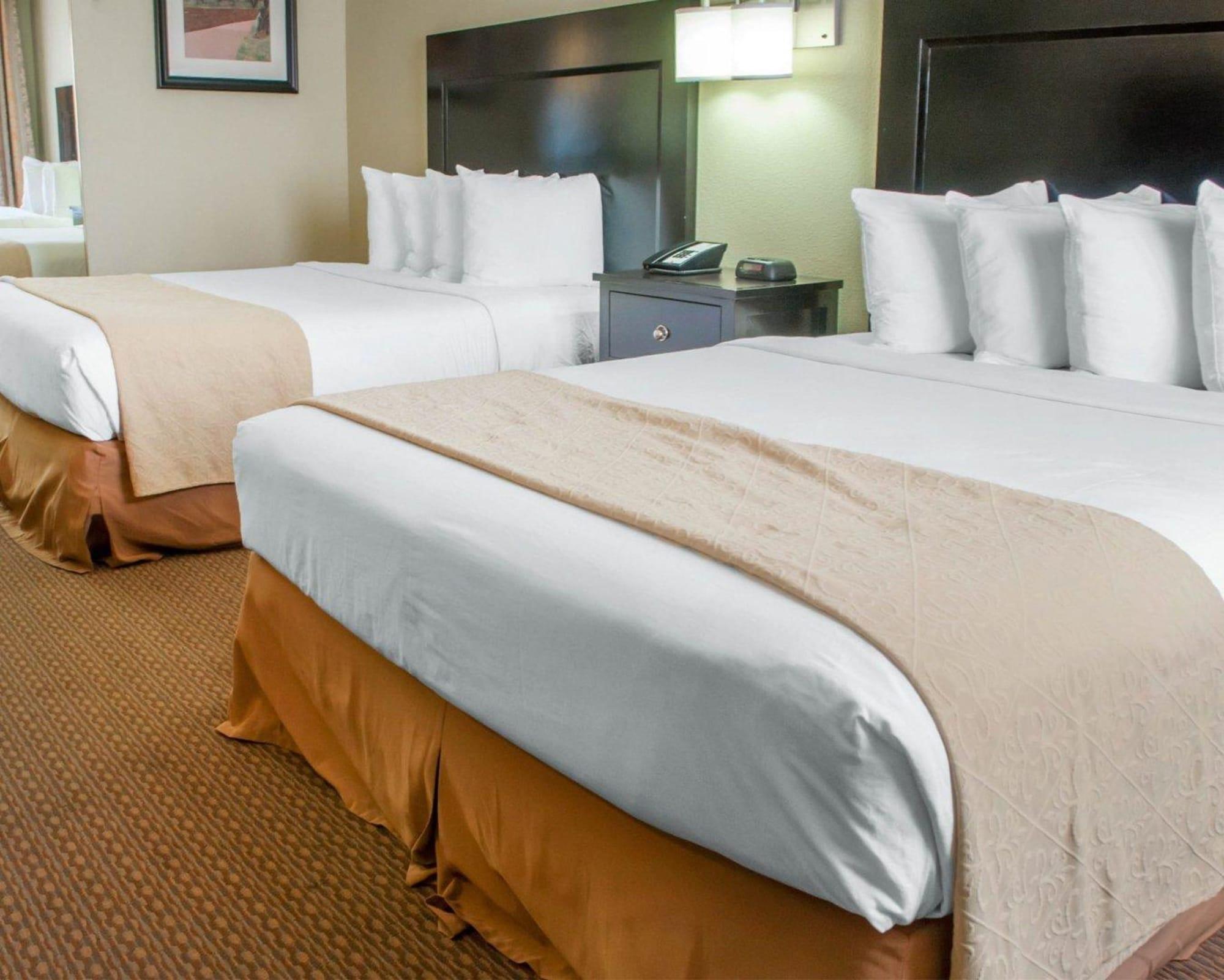 Hotel Quality & I-40 Exit 20 2*