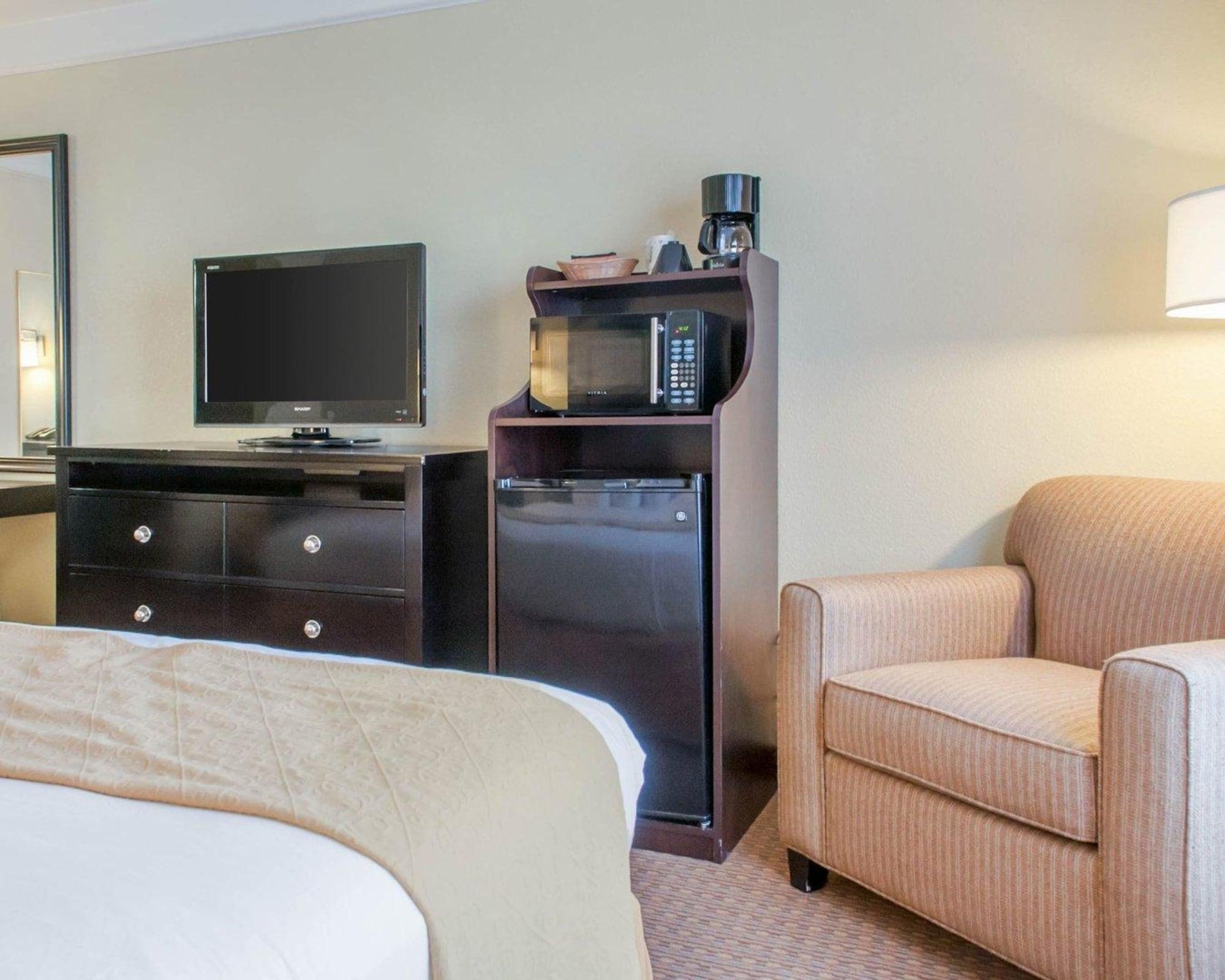 Hotel Quality & I-40 Exit 20