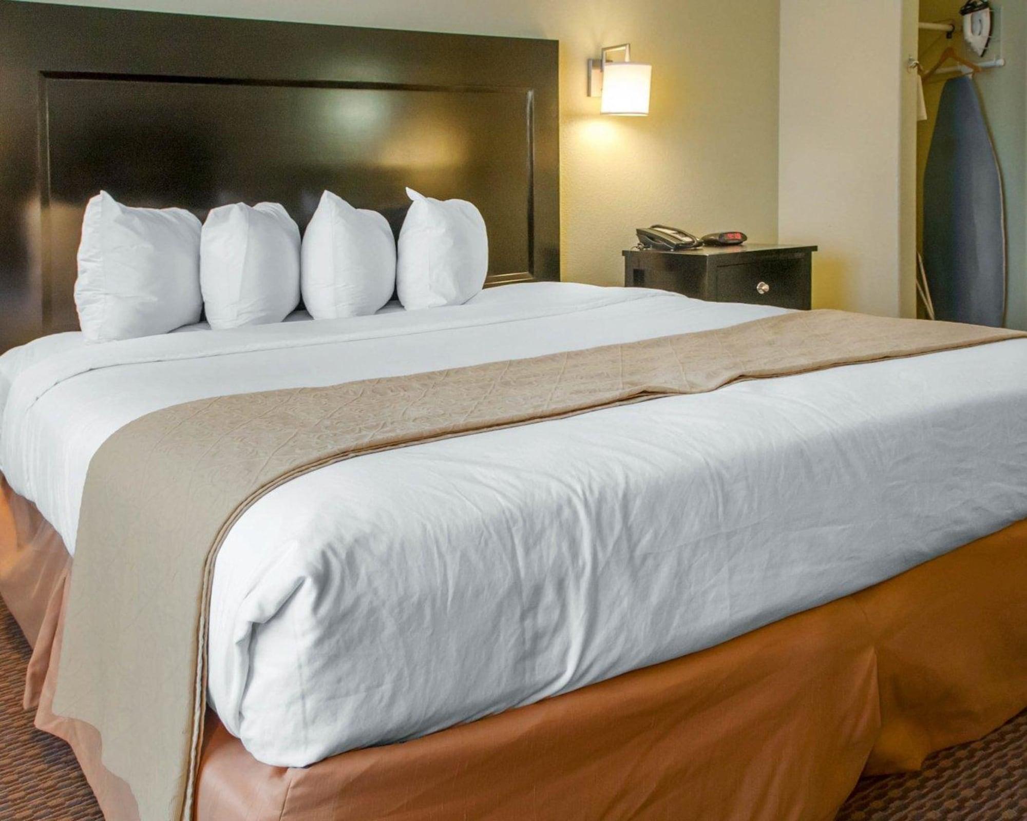 Hotel Quality & I-40 Exit 20 2*