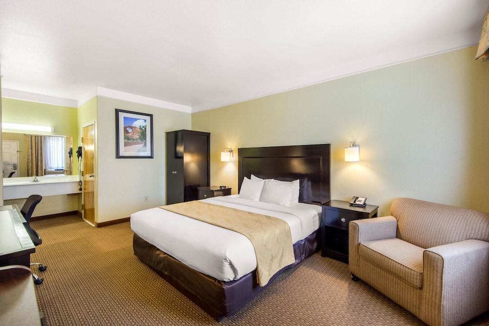 Quality & I-40 Exit 20 Hotel 2*