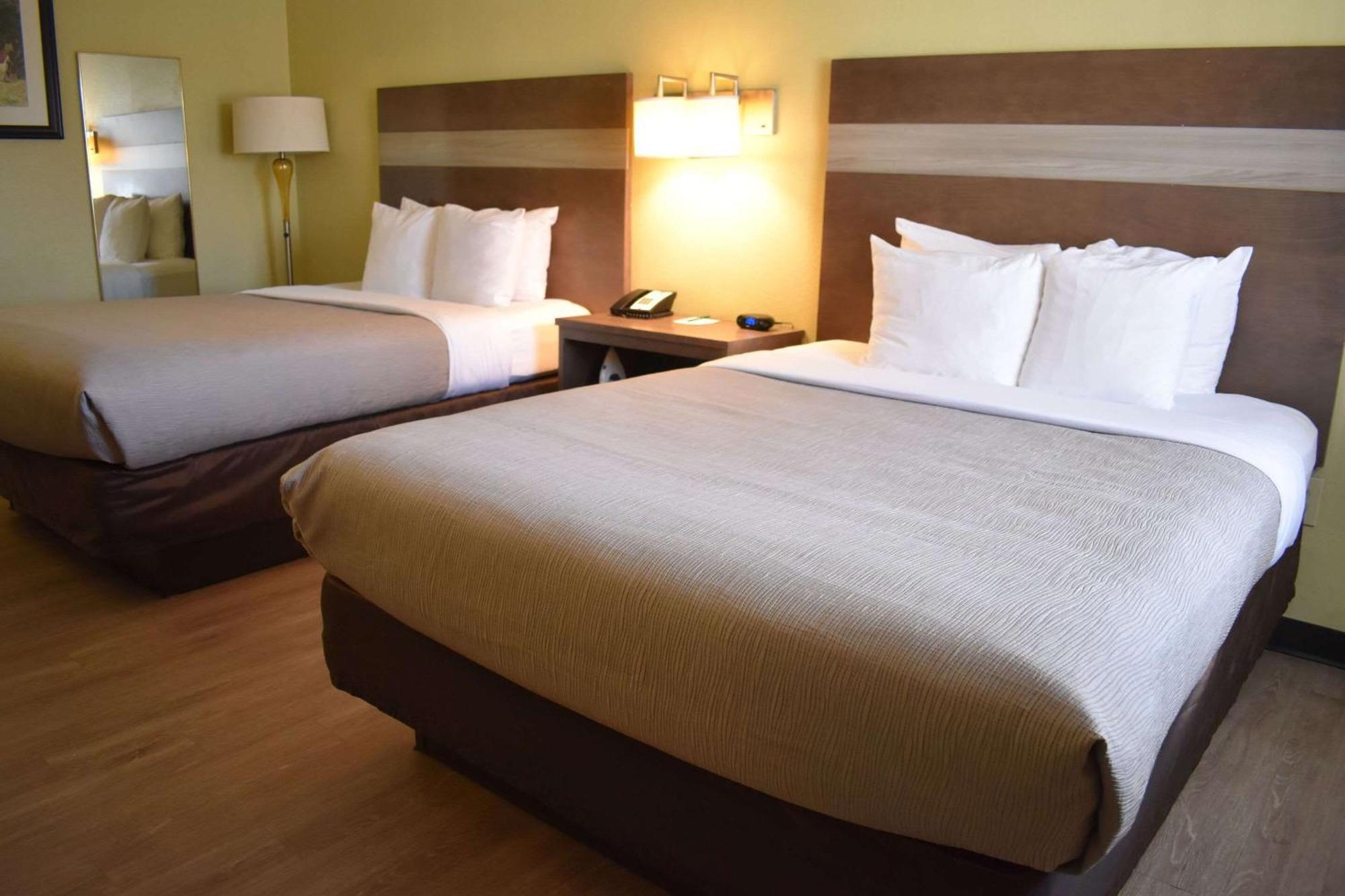 Hotel Quality & I-40 Exit 20