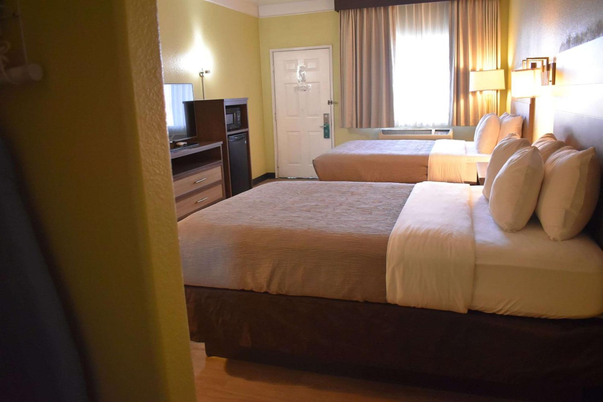 Quality & I-40 Exit 20 Hotel 2*