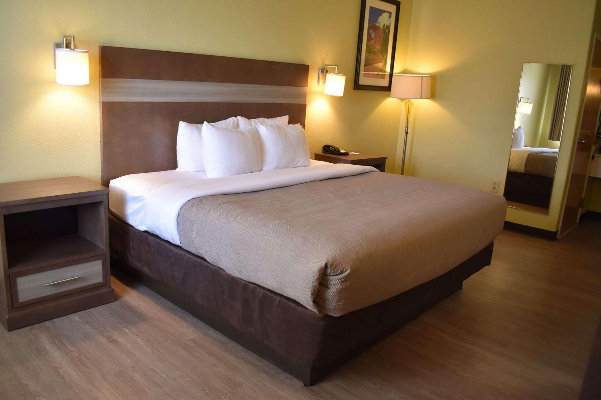 Hotel Quality & I-40 Exit 20 2*