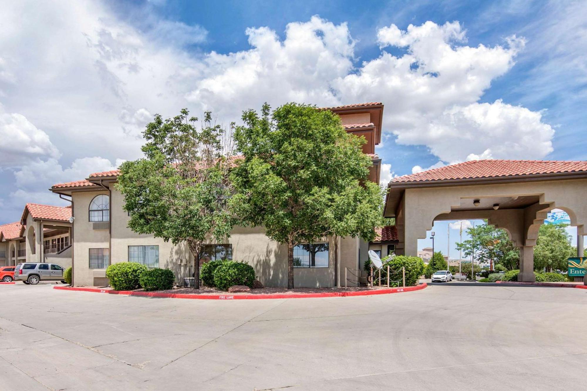 Hotel Quality & I-40 Exit 20 2*